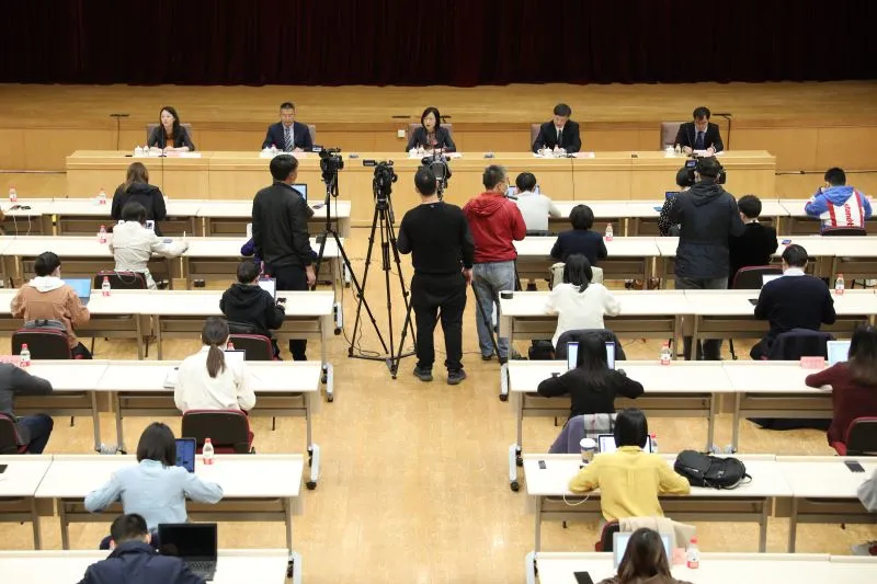 央行:保持人民币汇率弹性,允许宏观杠杆率阶段性上升…这场发布会信息量很大!(图1)